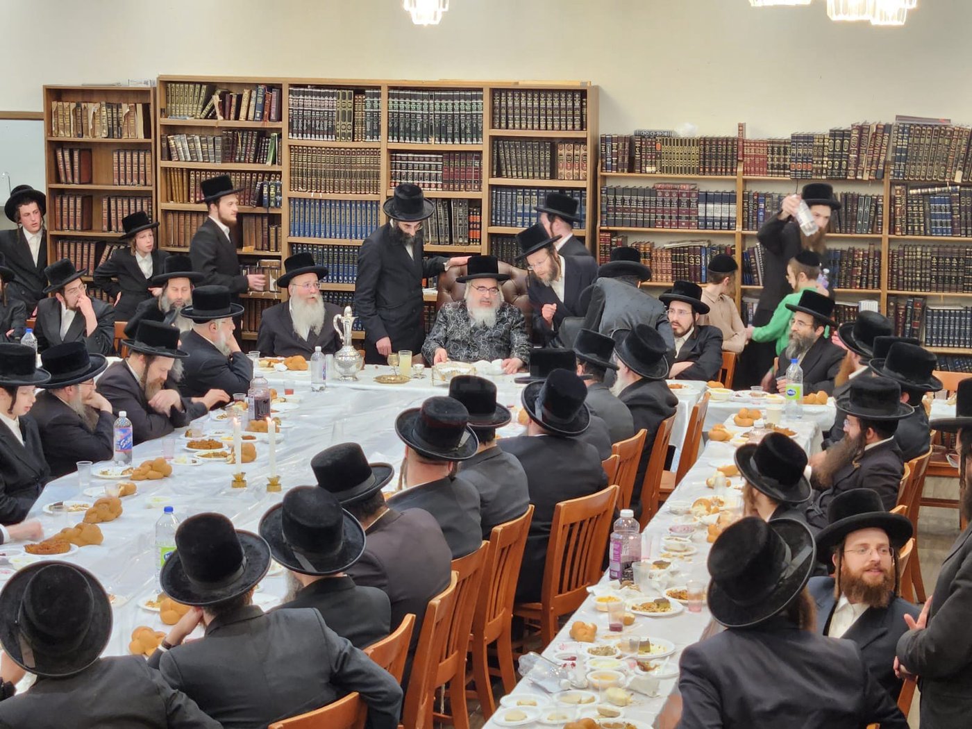 האדמו''ר מויז'ניץ מונטריאל בסיום במוצאי ט' באב בקאט סנט לוק
