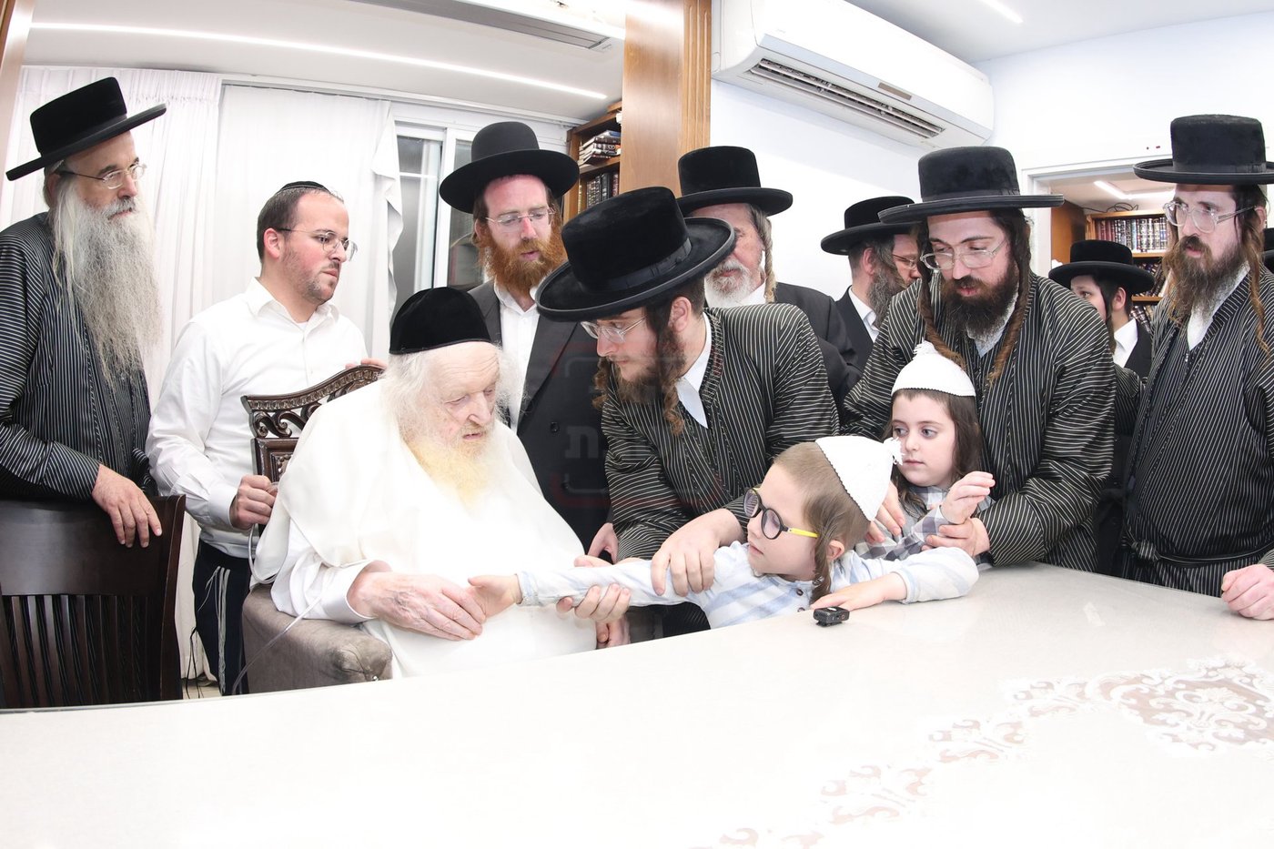 מרן הגר"מ שטרנבוך שליט"א בבדיקת סכיני השחיטה
