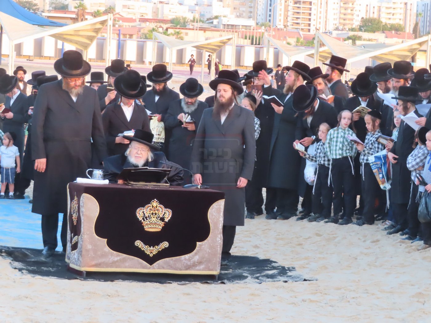 האדמו"ר מקרעטשניף שליט"א באמירת תשליך באשדוד