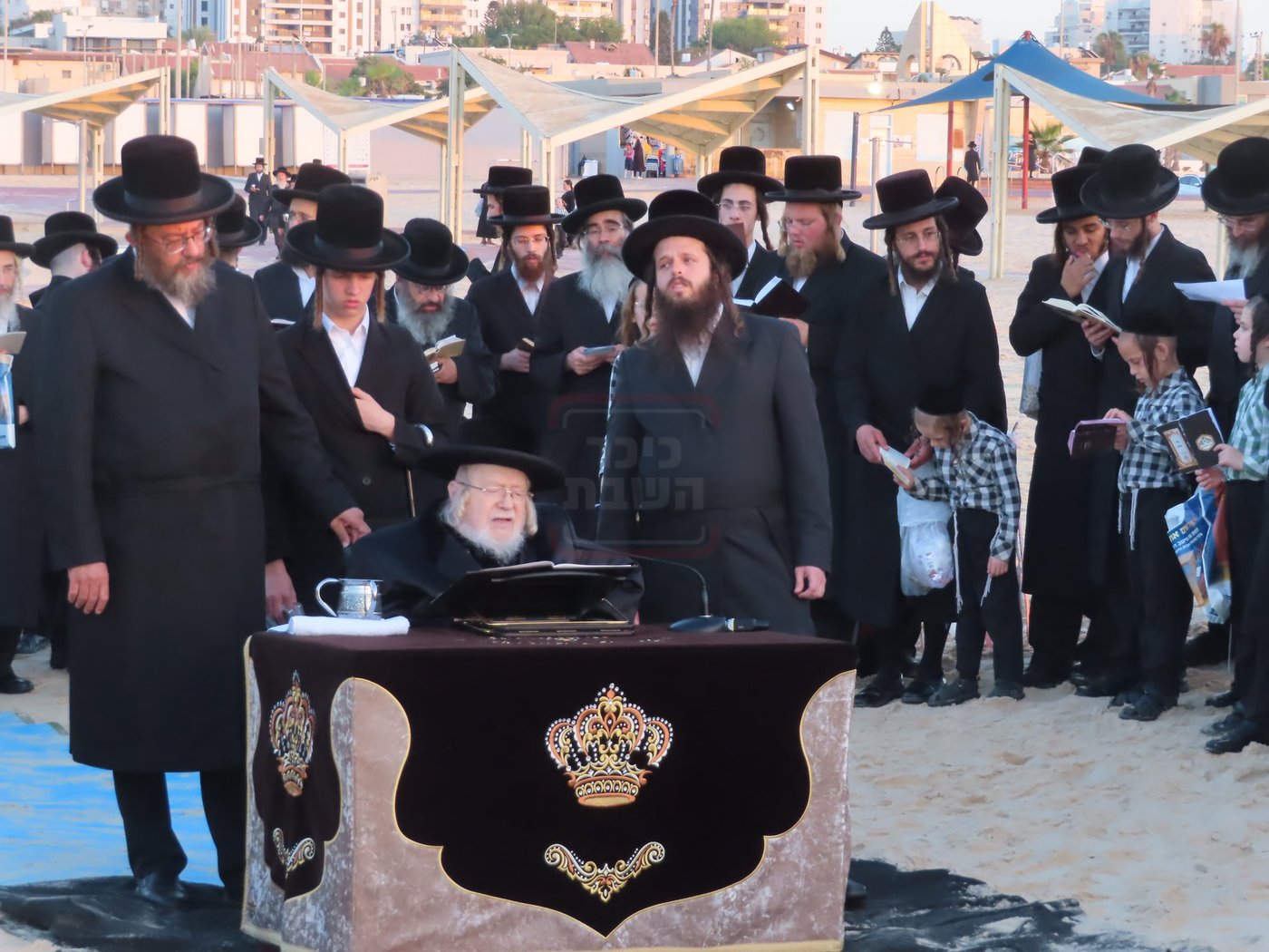 האדמו"ר מקרעטשניף שליט"א באמירת תשליך באשדוד