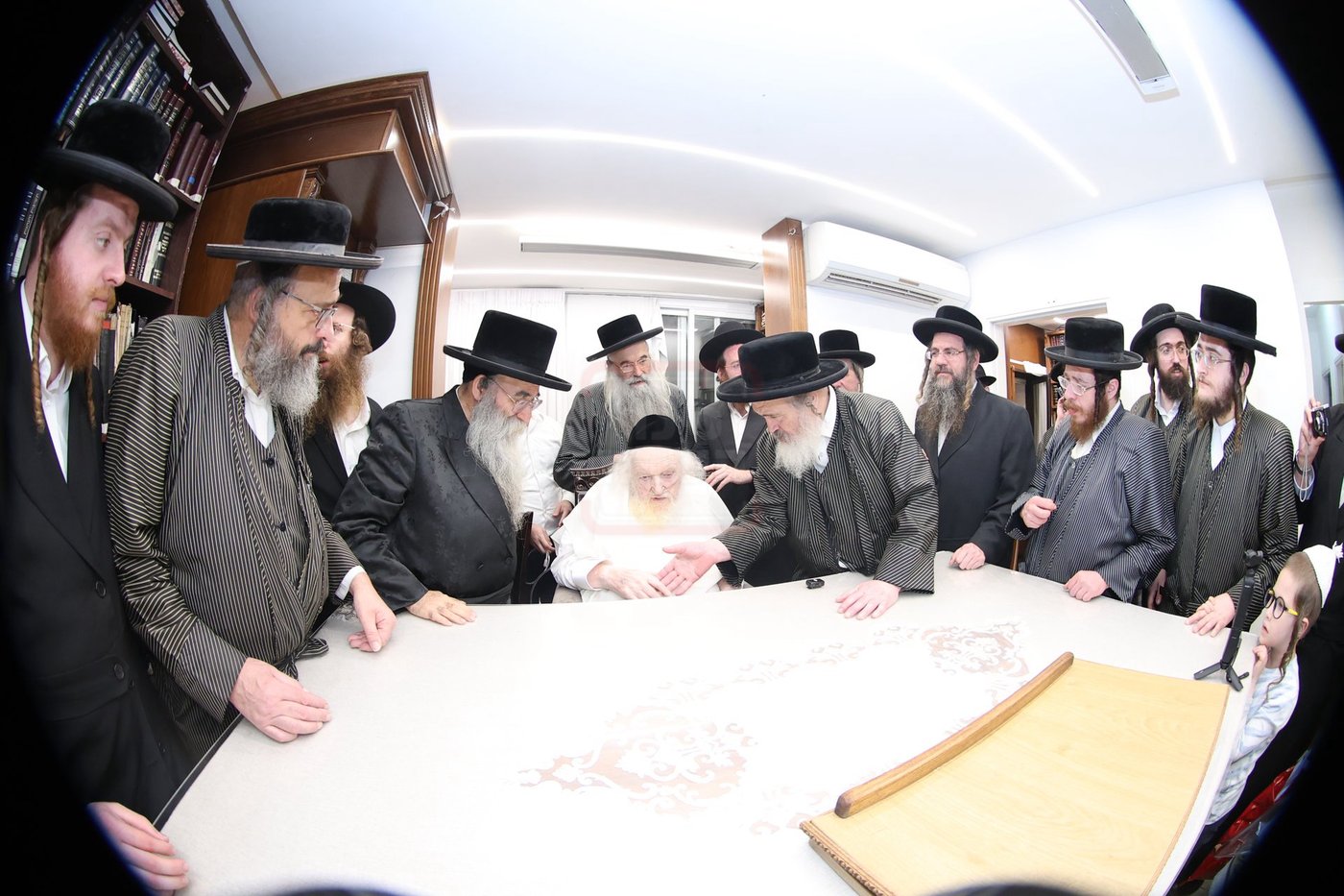 מרן הגר"מ שטרנבוך שליט"א בבדיקת סכיני השחיטה