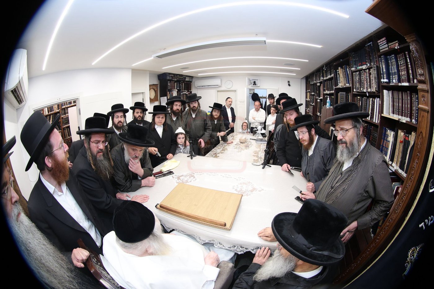 מרן הגר"מ שטרנבוך שליט"א בבדיקת סכיני השחיטה