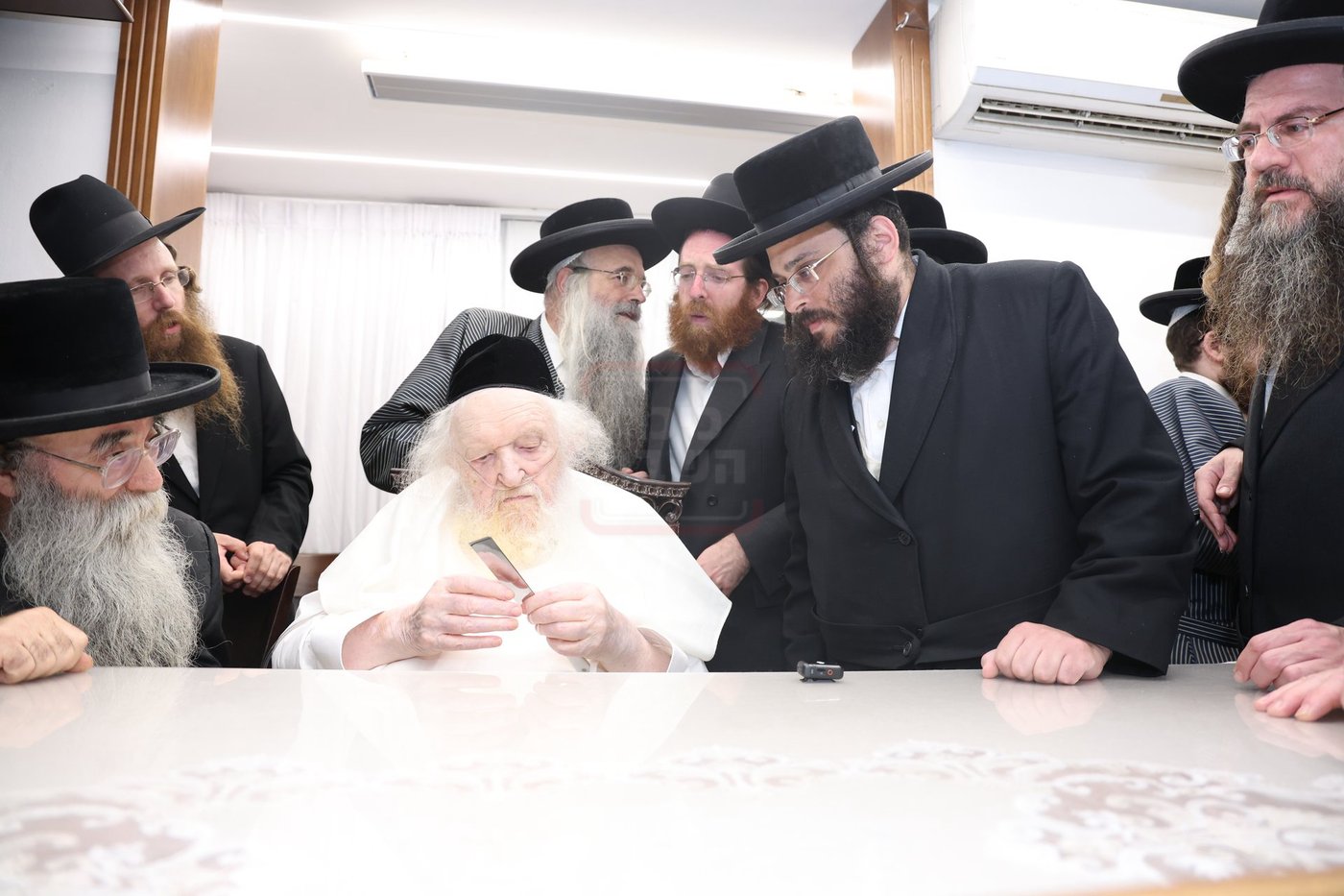 הגר"מ שטרנבוך בבדיקת סכיני השחיטה