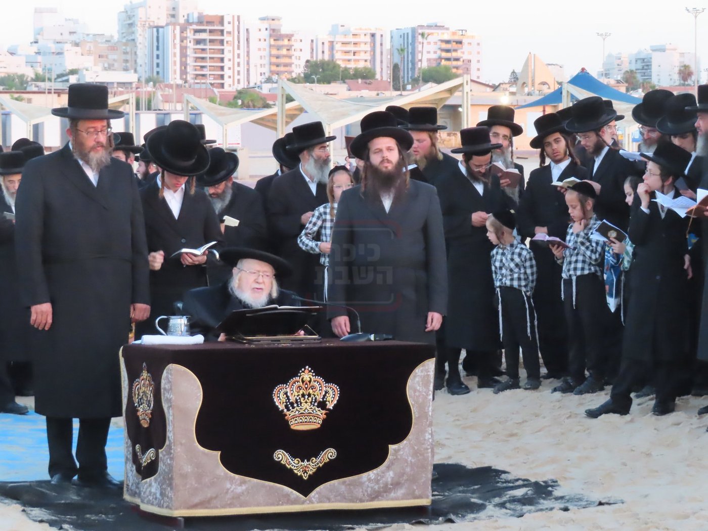 האדמו"ר מקרעטשניף שליט"א באמירת תשליך באשדוד
