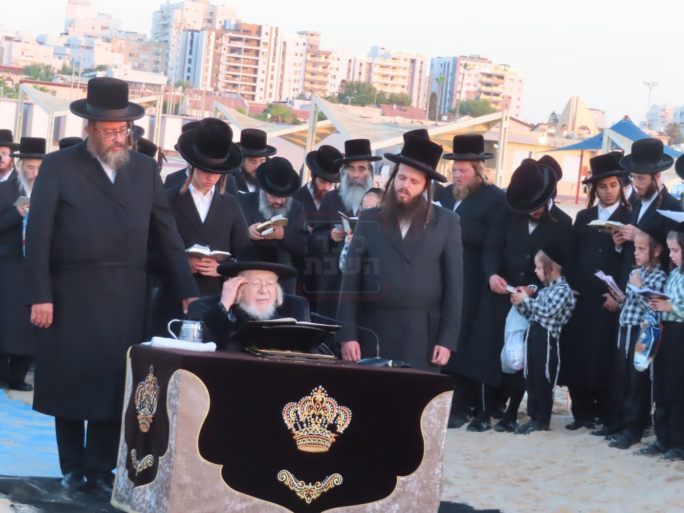 האדמו"ר מקרעטשניף שליט"א באמירת תשליך באשדוד