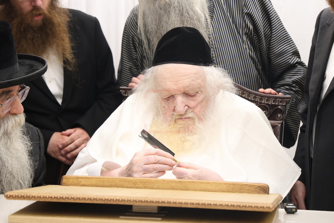 מרן הגר"מ שטרנבוך שליט"א בבדיקת סכיני השחיטה