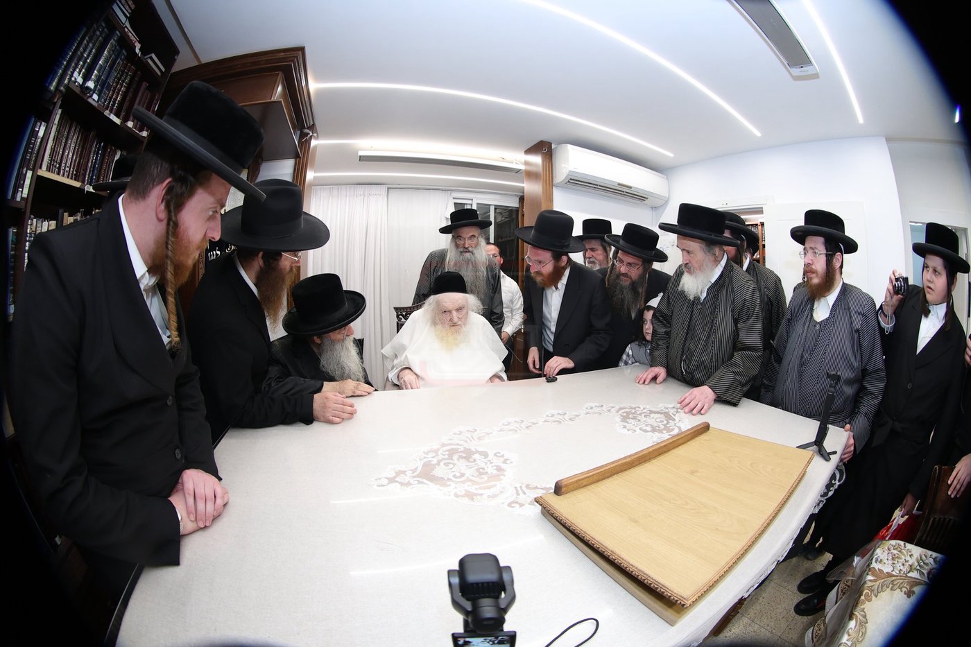 מרן הגר"מ שטרנבוך שליט"א בבדיקת סכיני השחיטה