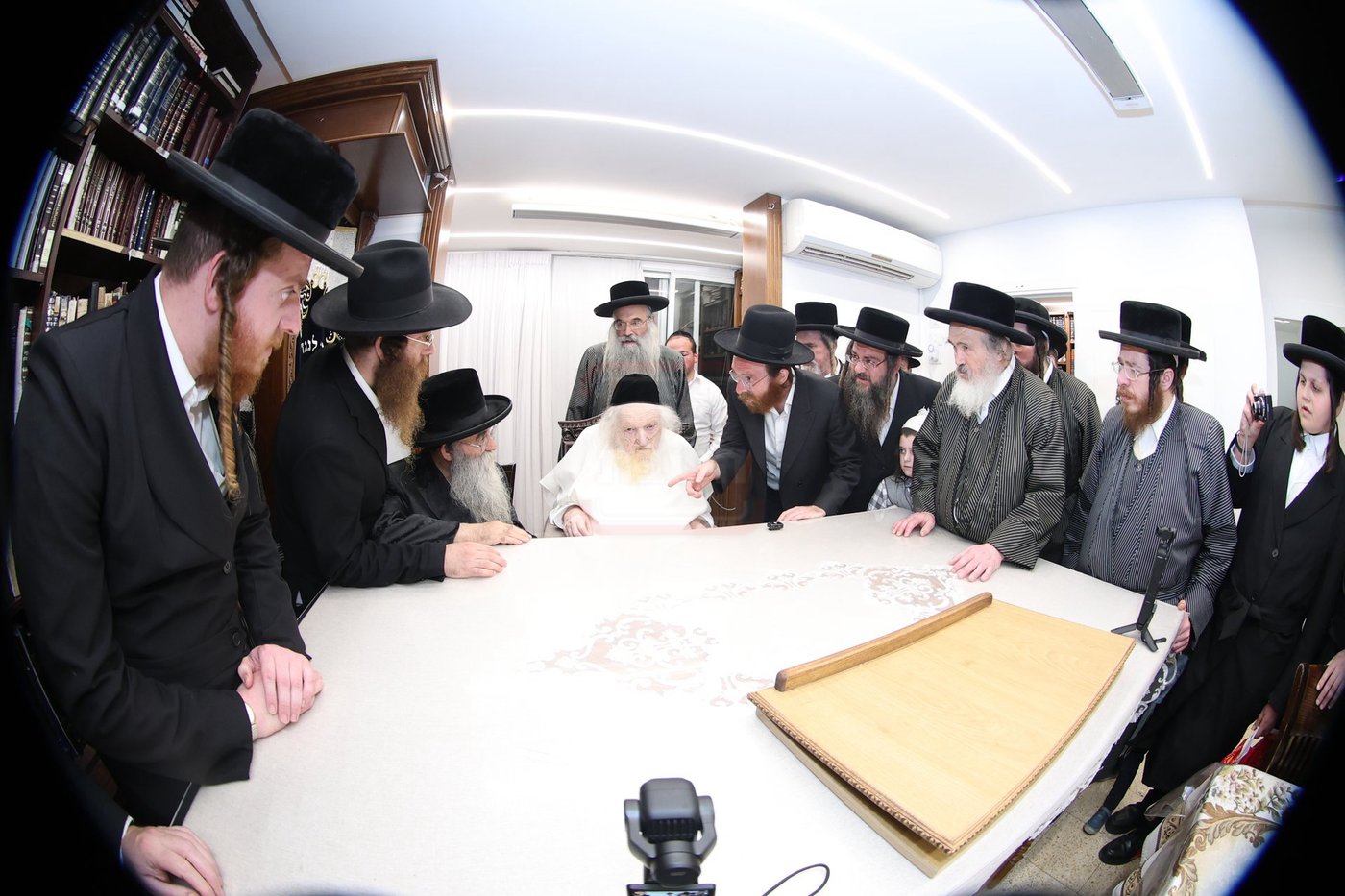 מרן הגר"מ שטרנבוך שליט"א בבדיקת סכיני השחיטה