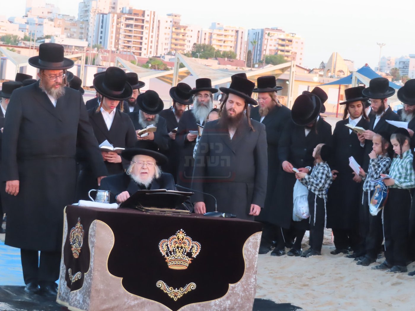 האדמו"ר מקרעטשניף שליט"א באמירת תשליך באשדוד