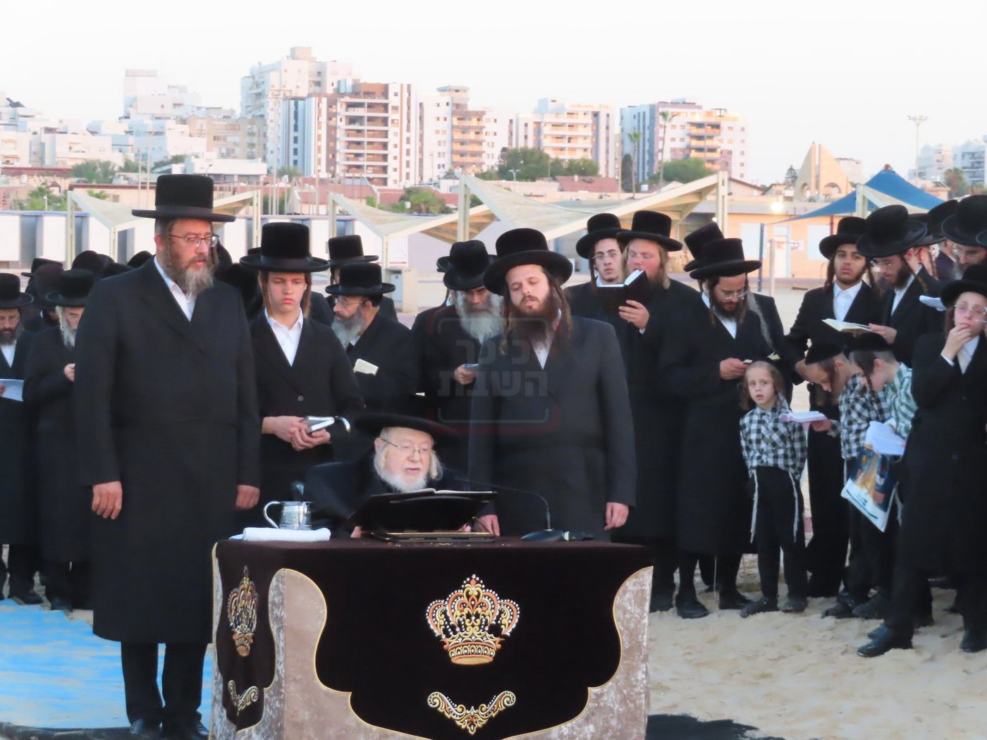 האדמו"ר מקרעטשניף שליט"א באמירת תשליך באשדוד