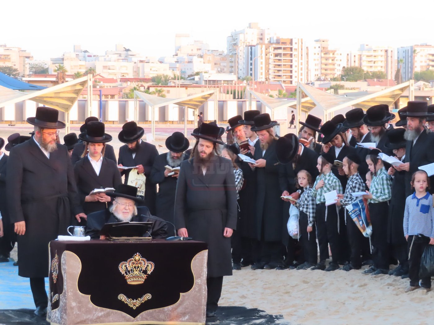 האדמו"ר מקרעטשניף שליט"א באמירת תשליך באשדוד