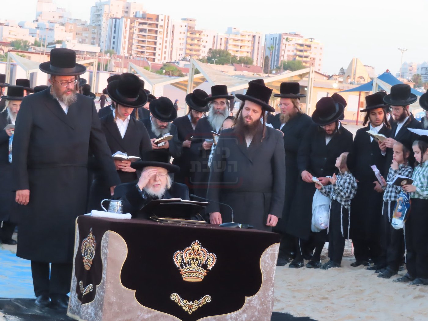 האדמו"ר מקרעטשניף שליט"א באמירת תשליך באשדוד