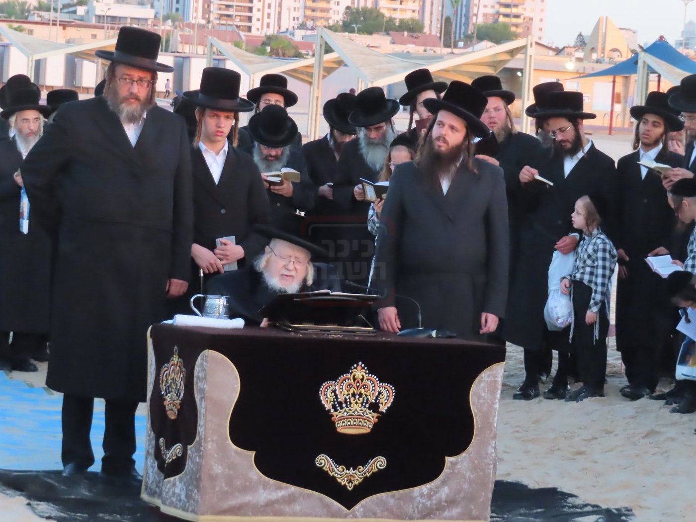 האדמו"ר מקרעטשניף שליט"א באמירת תשליך באשדוד