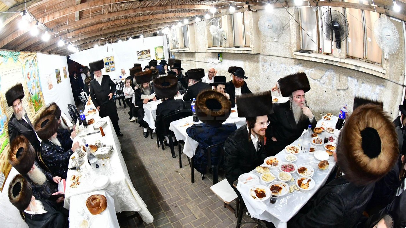 האדמו"ר מספינקא כהנא בטיש חול המועד סוכות