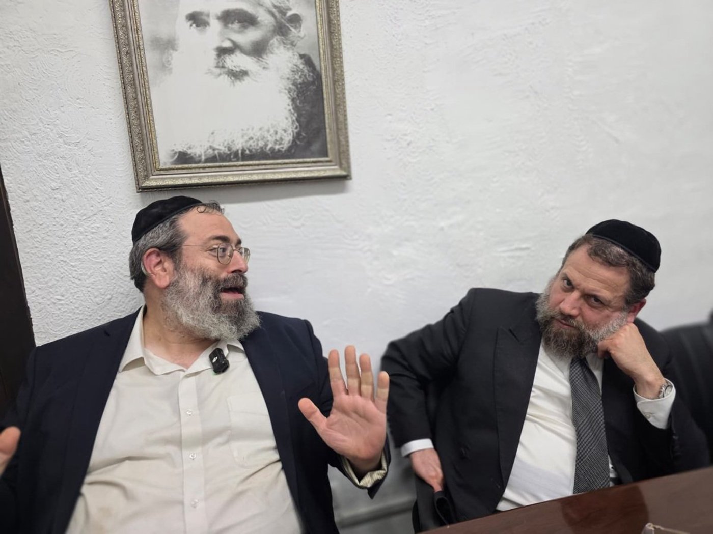 ראש ישיבת נתיבות אהרן, הגאון רבי משה פרידמן שליט"א, לצידו חוקר תנועת המוסר הפסיכותרפיסט הרב מרדכי יעקובוביץ. ברקע הגה"צ רבי אריה לייב (לייבצ'יק) ברוידא