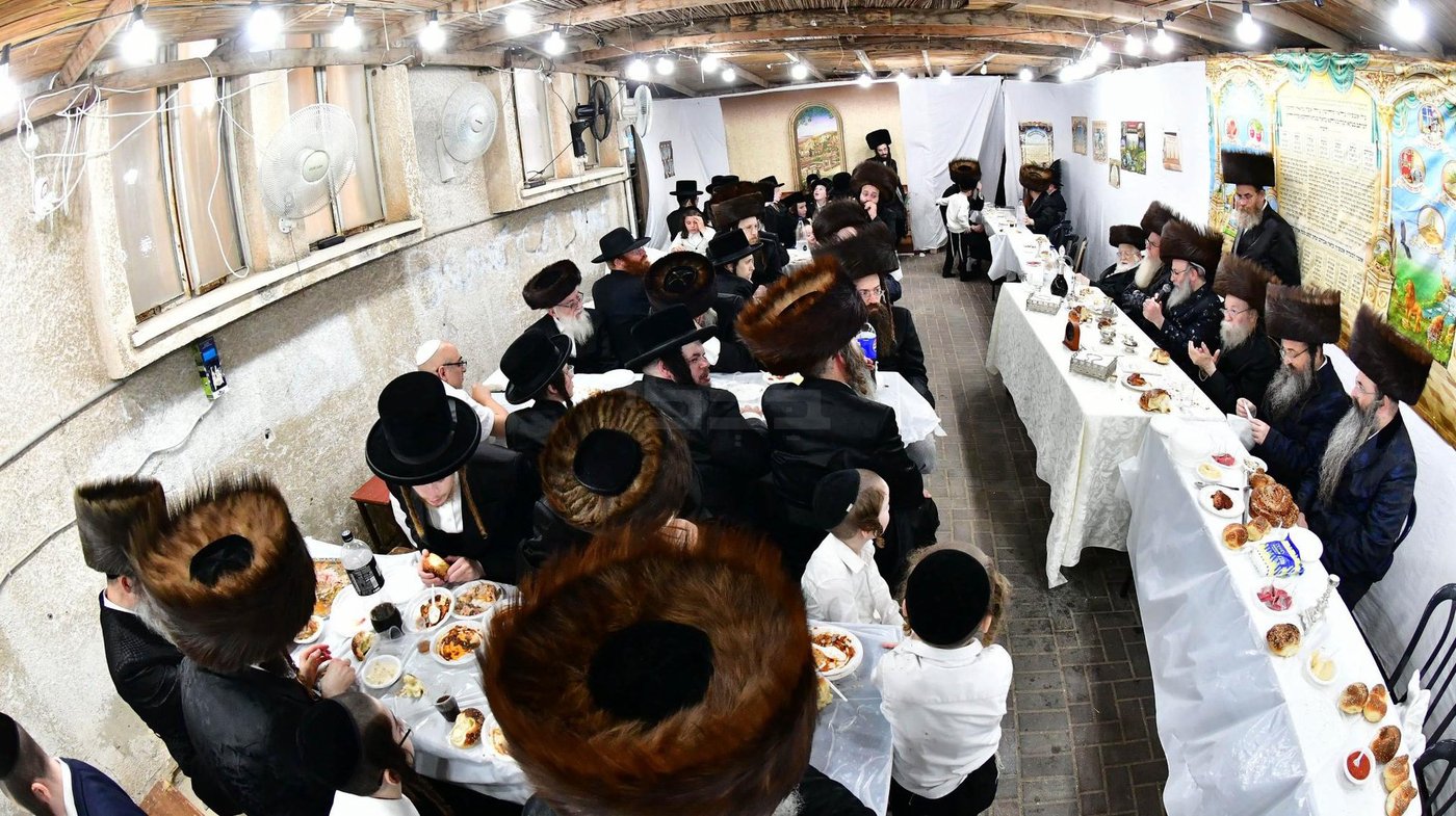 האדמו"ר מספינקא כהנא בטיש חול המועד סוכות