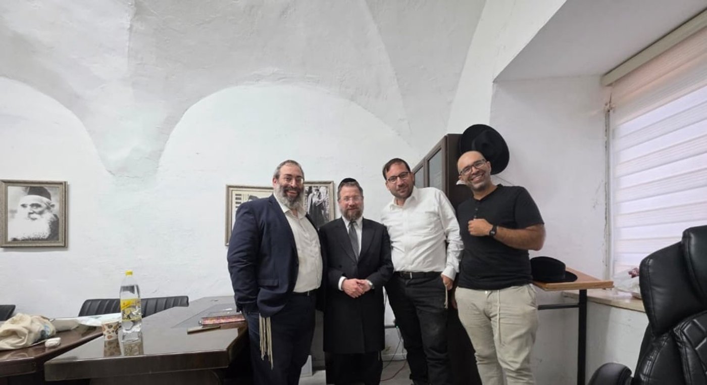 מימין לשמאל: הארכיאולוג ד"ר עומרי עבאדי, ישראל שפירא, ראש ישיבת נתיבות אהרן הגאון רבי משה פרידמן שליט"א, חוקר תנועת המוסר הפסיכותרפיסט הרב מרדכי יעקובוביץ