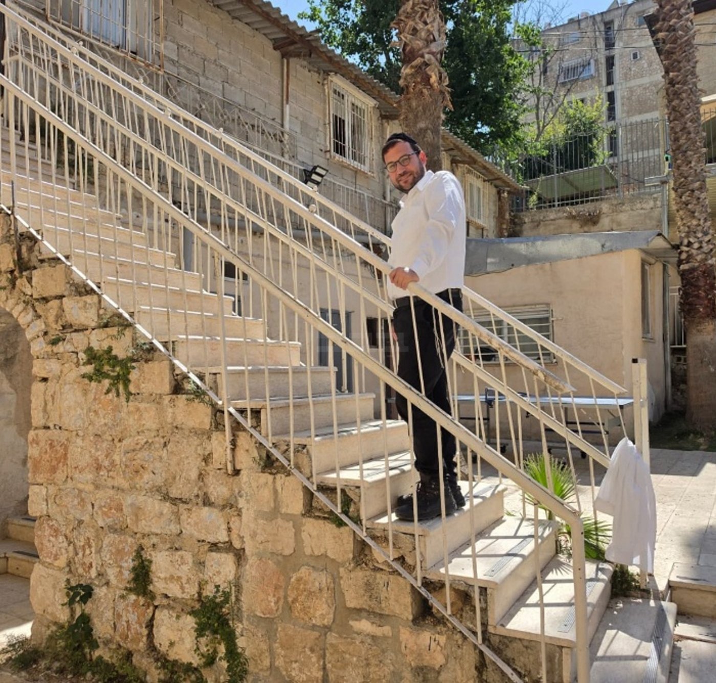 ישראל שפירא עולה בגרם המדרגות ההיסטורי, בו תועד הגה"צ רבי איצ'לה בלאזר זצוק"ל