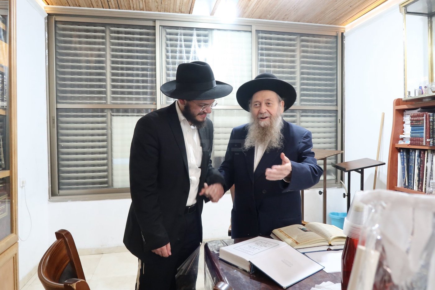 הגר"ד בצרי זצ"ל בבדיקת הדסים לסוכות תשפ"ז | צילום: י. פריד