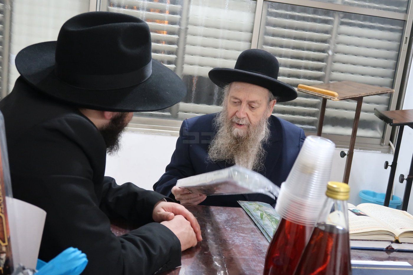 הגר"ד בצרי זצ"ל בבדיקת הדסים לסוכות תשפ"ז | צילום: י. פריד