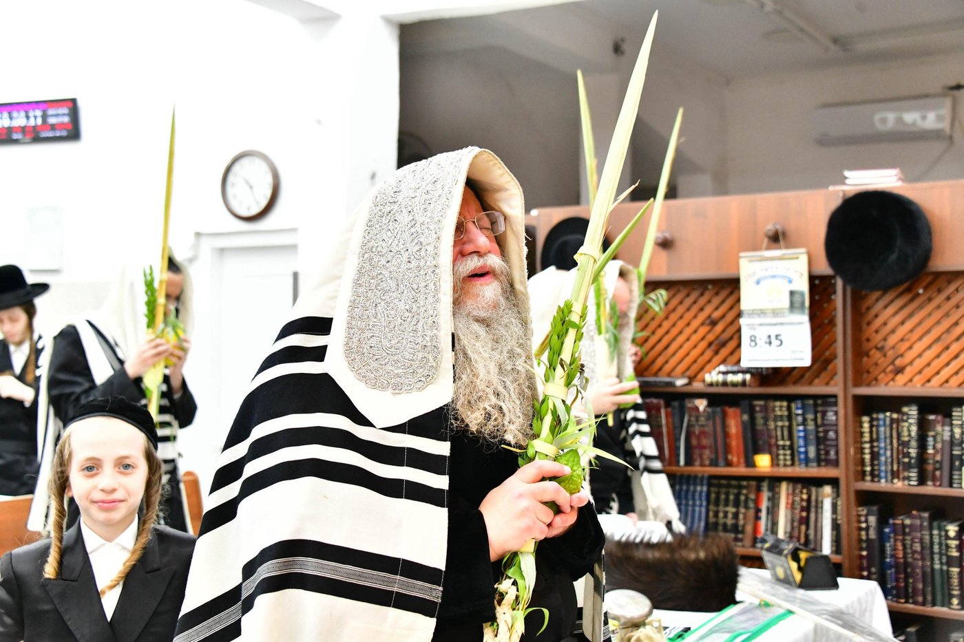 האדמו"ר מקוזמיר בנטילת ארבעת המינים