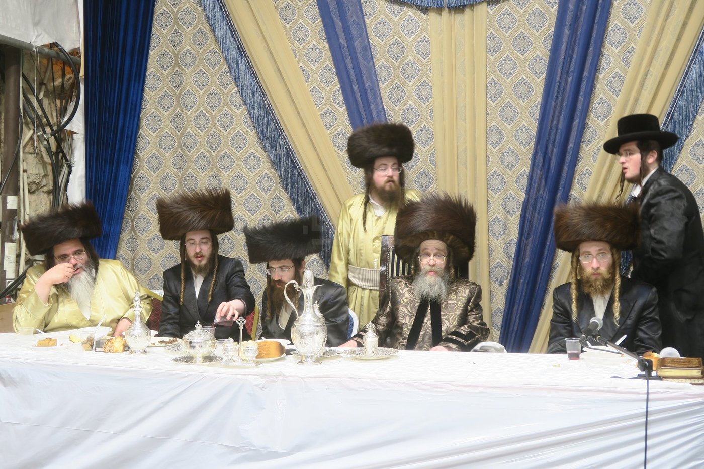 האדמו"ר מקרעטשניף סיגעט שליט"א בטיש חול המועד סוכות