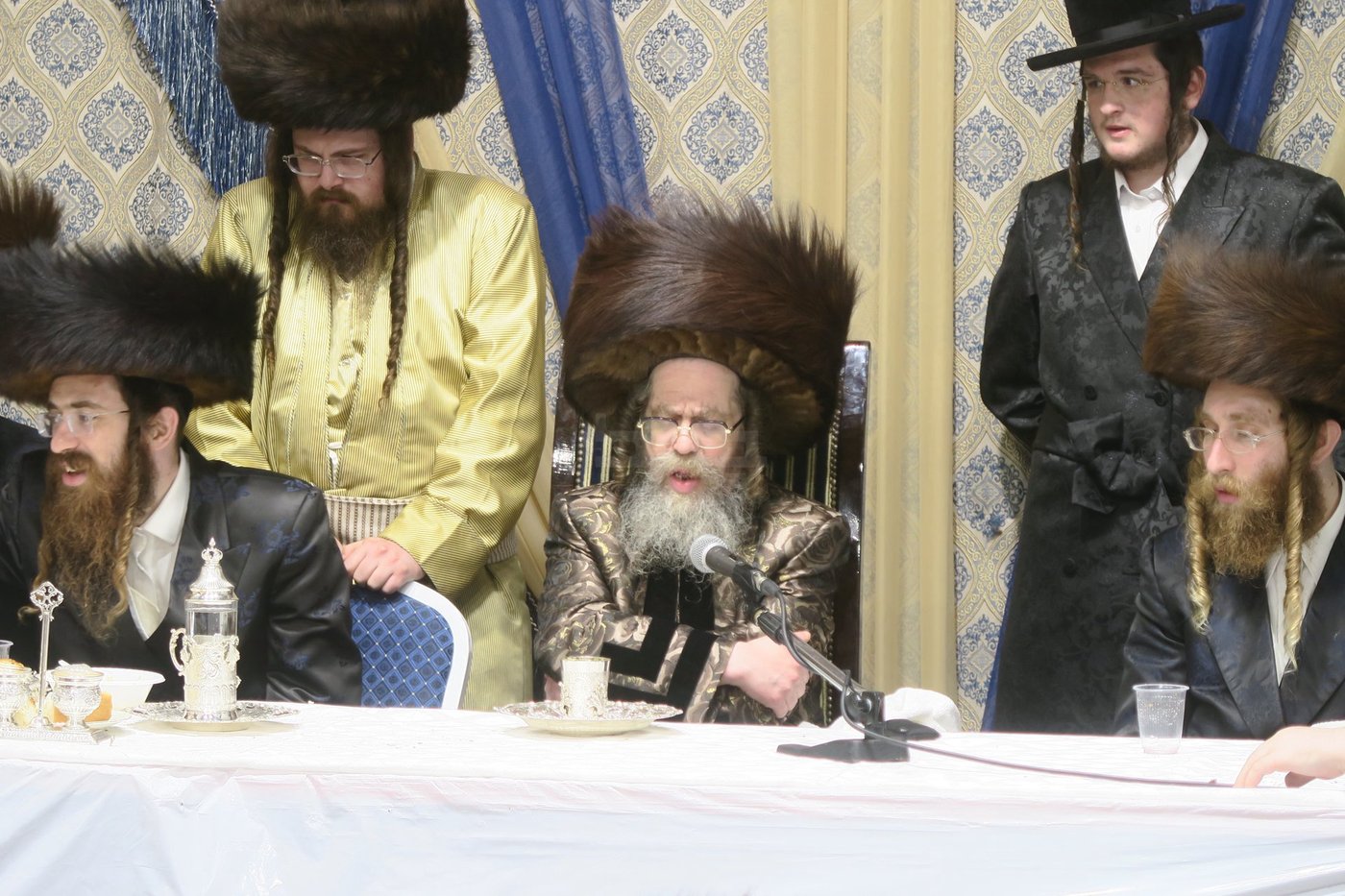 האדמו"ר מקרעטשניף סיגעט שליט"א בטיש חול המועד סוכות