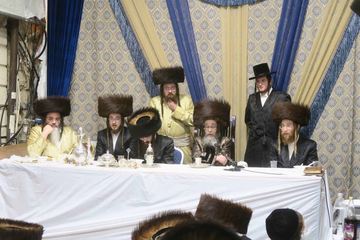 האדמו"ר מקרעטשניף סיגעט שליט"א בטיש חול המועד סוכות