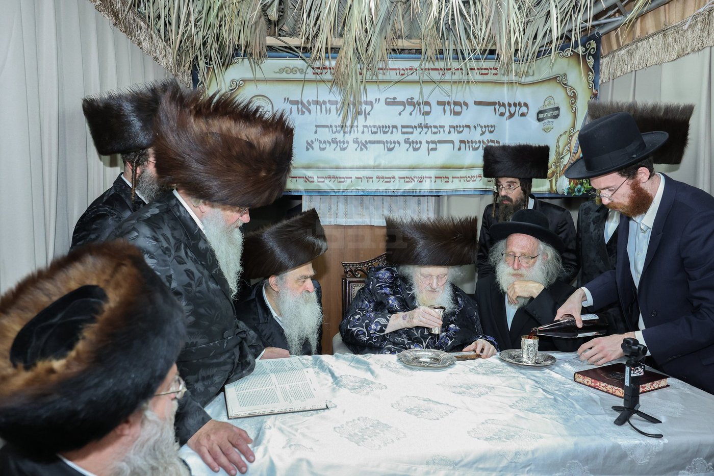 חג הסוכות אצל הגאון רבי משה שטרנבוך שליט"א | צילום: א. אייזנבאך, דוד ארזני