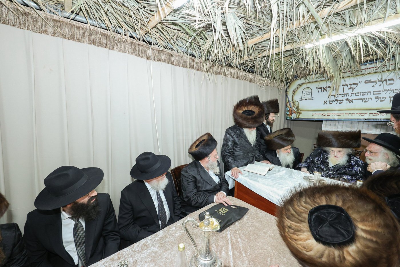 חג הסוכות אצל הגאון רבי משה שטרנבוך שליט"א | צילום: א. אייזנבאך, דוד ארזני