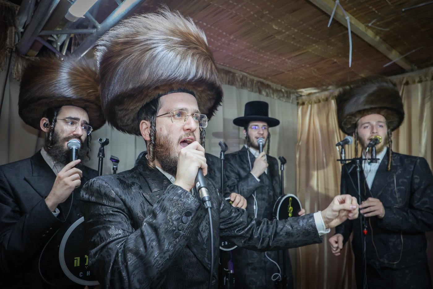 חג הסוכות אצל הגאון רבי משה שטרנבוך שליט"א | צילום: א. אייזנבאך, דוד ארזני