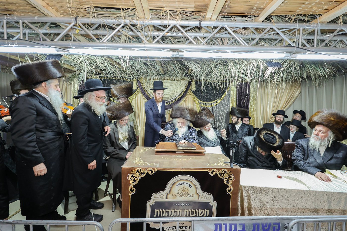 חג הסוכות אצל הגאון רבי משה שטרנבוך שליט"א | צילום: א. אייזנבאך, דוד ארזני