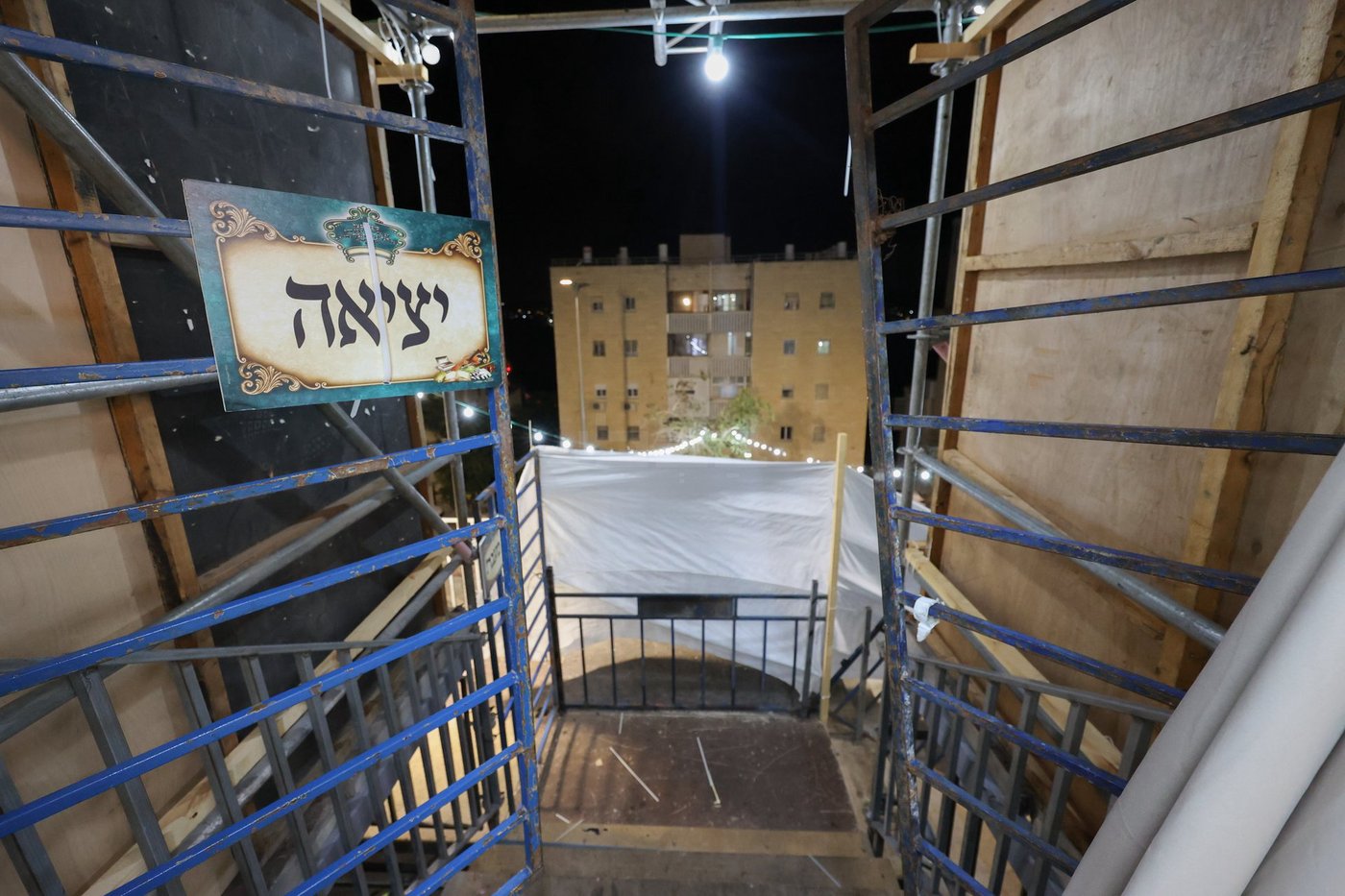 חג הסוכות אצל הגאון רבי משה שטרנבוך שליט"א | צילום: א. אייזנבאך, דוד ארזני