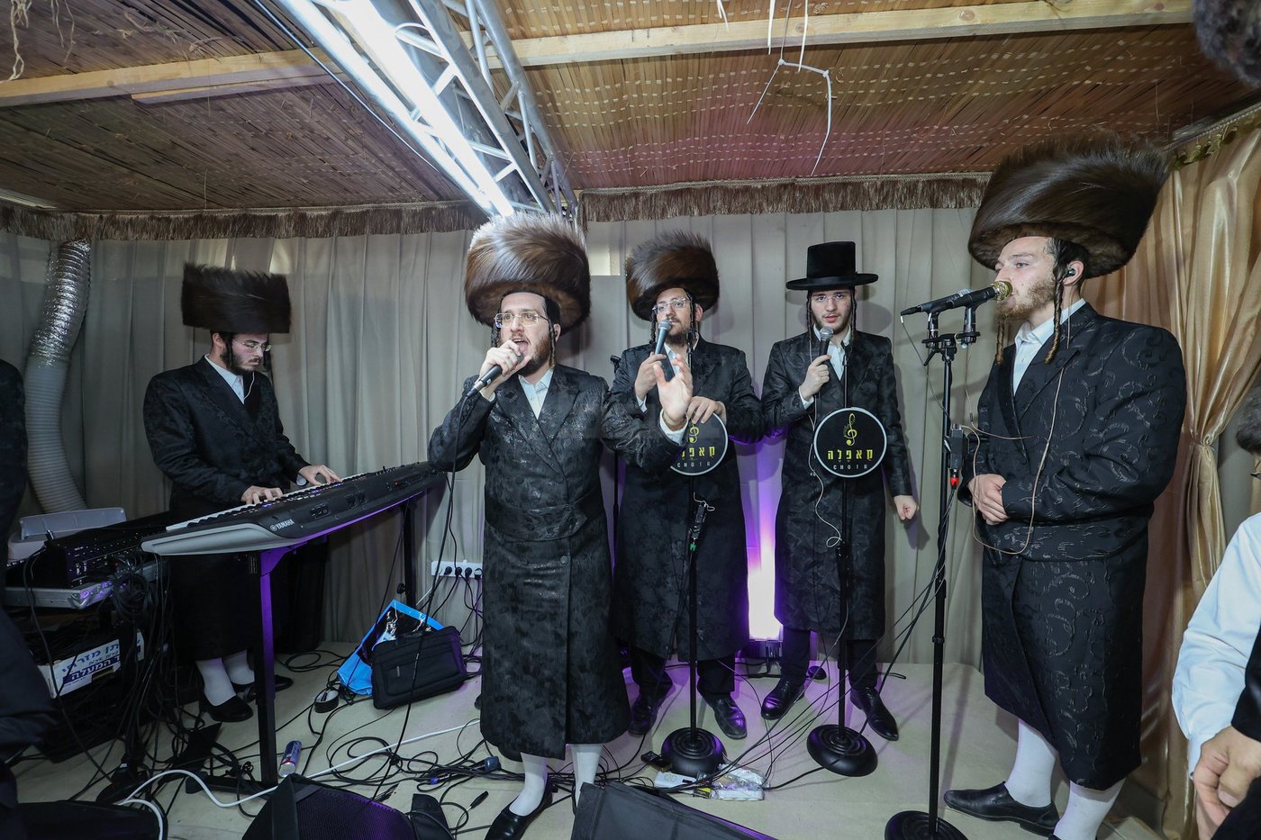 חג הסוכות אצל הגאון רבי משה שטרנבוך שליט"א | צילום: א. אייזנבאך, דוד ארזני