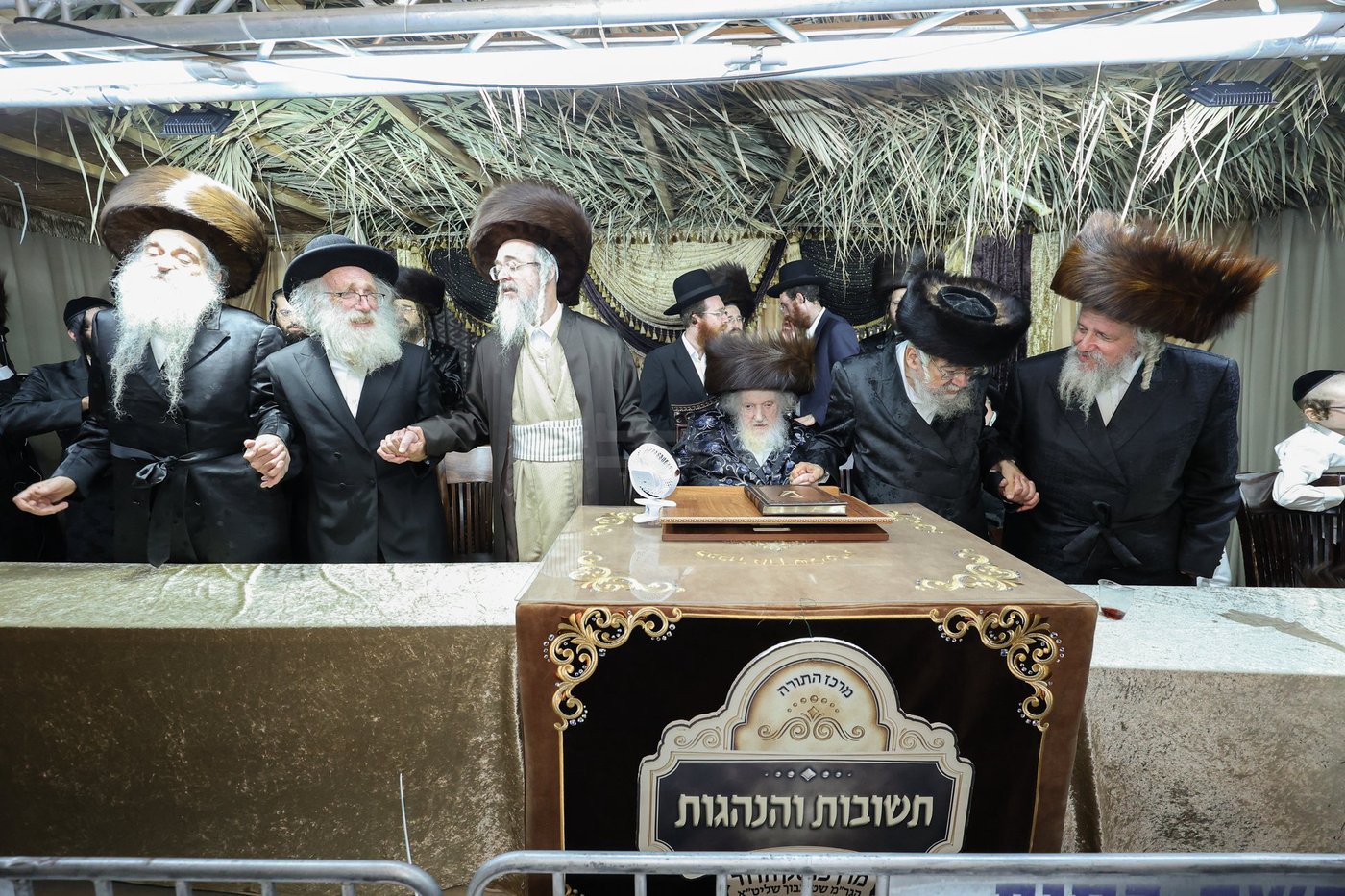 חג הסוכות אצל הגאון רבי משה שטרנבוך שליט"א | צילום: א. אייזנבאך, דוד ארזני