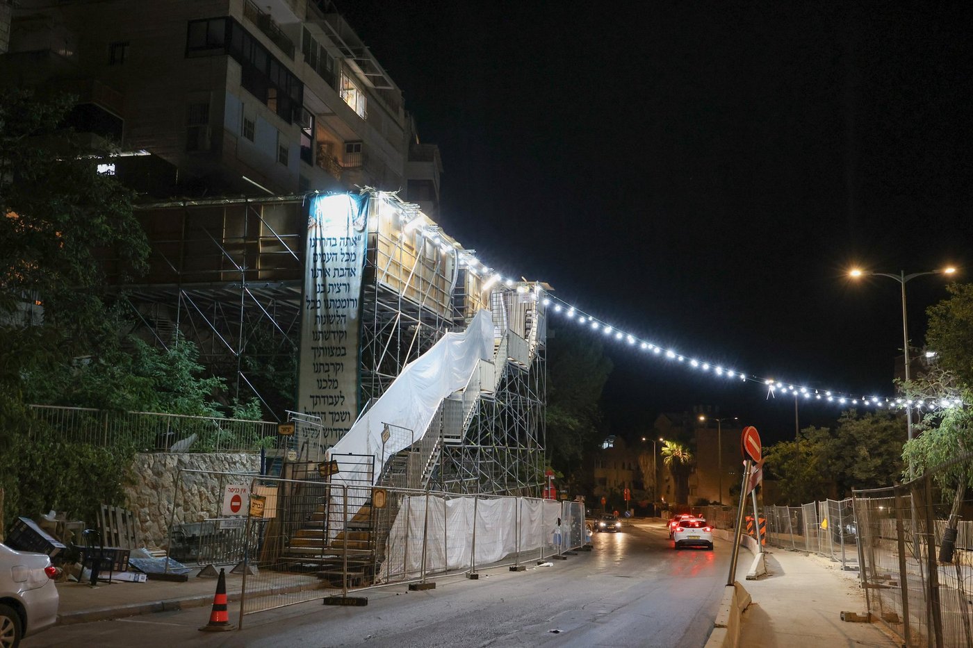 חג הסוכות אצל הגאון רבי משה שטרנבוך שליט"א | צילום: א. אייזנבאך, דוד ארזני