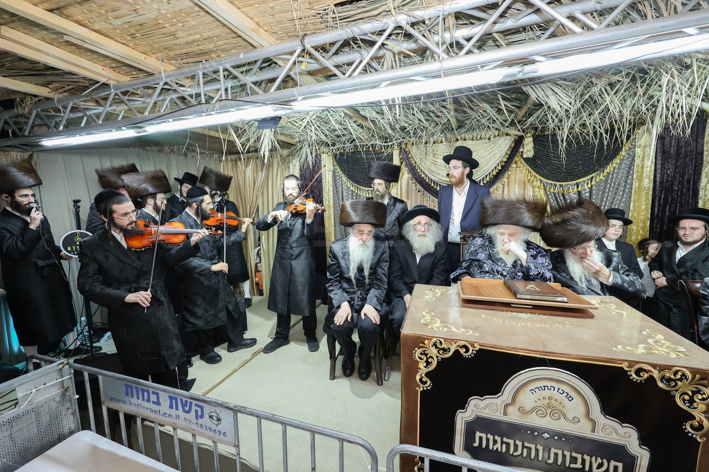 חג הסוכות אצל הגאון רבי משה שטרנבוך שליט"א | צילום: א. אייזנבאך, דוד ארזני