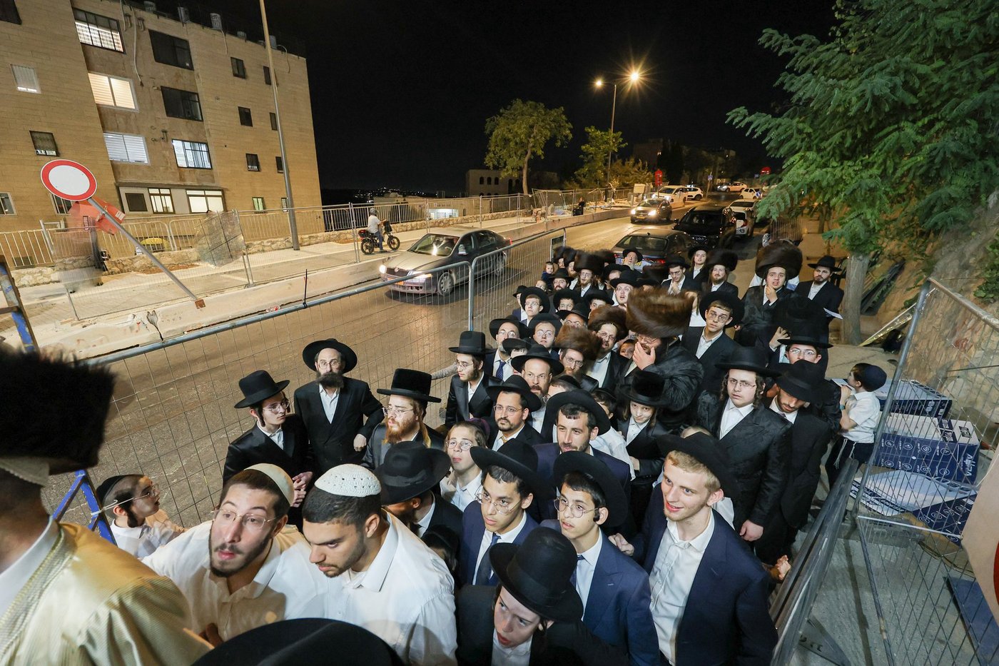 חג הסוכות אצל הגאון רבי משה שטרנבוך שליט"א | צילום: א. אייזנבאך, דוד ארזני