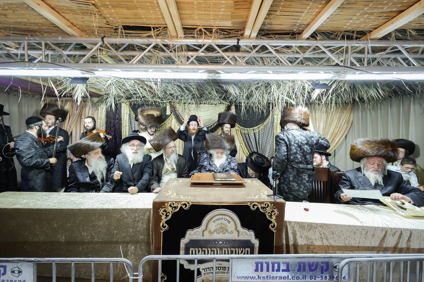 חג הסוכות אצל הגאון רבי משה שטרנבוך שליט"א | צילום: א. אייזנבאך, דוד ארזני