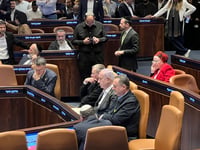 דרמה במליאה: נתניהו הגיע מבית החולים ויצא עם רופאו | רוב דחוק לקואליציה