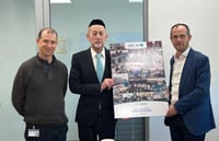רפול מעניק למקלב את התעודה של הרכזות, לצד רועי אסף