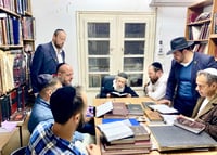 הגר"ד לנדו עם משפחות החטופים