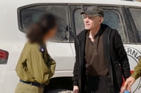 קית' סגל עובר לידי כוחות צה"ל, לאחר שחרורו משבי חמאס