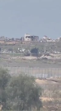 עזתים תועדו 300 מטר בלבד מהגדר מול נחל עוז, מתעלמים מירי צה"ל: "מציאות מופקרת"