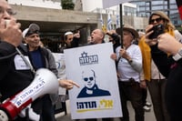 פעילי ימין מפגינים למען אלי פלדשטיין מחוץ לבית המשפט בתל אביב