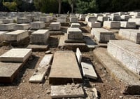 בא הרוג ברגליו: האם בכתה על ארון בנה שמת - ואז הוא הופיע
