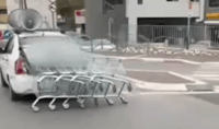 אסף עגלות סופר ברחבי העיר עם רכבו הפרטי - ועוכב לחקירה
