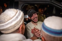 אלי-ה כהן חוזר אמש לביתו