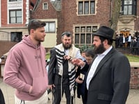 בביקור בניו יורק: איפה בחר החטוף ששוחרר להתפלל?