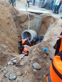 צינור ביוב כבד מבטון נפל על פועלים בבני ברק; הרוג במקום